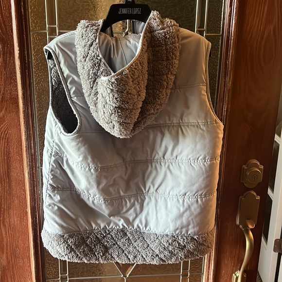 Ladies Reversible Patagonia Vest Gray Large NWOT - Picture 2 of 4